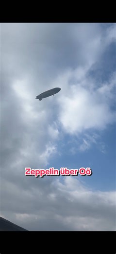 Am späten Nachmittag fuhr gestern, 15. April 2026, ein Zeppelin über unser Bundesland. Wer Glück hatte, konnte das beeindruckte Luftschiff der Deutschen Zeppelin Reederei am Himmel beobachten. Mittlerweile ist der Zeppelin am Flughafen Wels gelandet, um hier einen Zwischenstopp zu machen. Video: Bernadette Wiesbauer #meinbezirk #zeppelin #oberösterreich