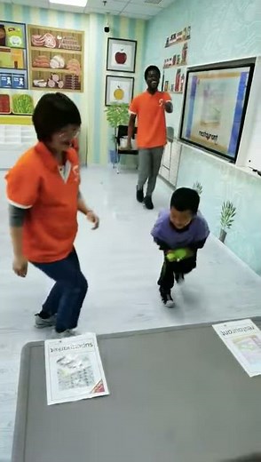 ESL/TEFL FUN PRACTICE GAME USING FLASHCARDS CUPS BALLS AND A TABLE: SUPERMARKET, RESTAURANT, PARK.