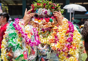 78K views · 1.2K reactions | Lei giving at the University of Hawaii...