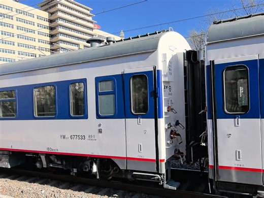 2025年度最后一个好货！6438（大涧-北京西）机后溜轴俩原色25T（YW25T 677533 RW25T 554678），本务京局京段DF4D 0353