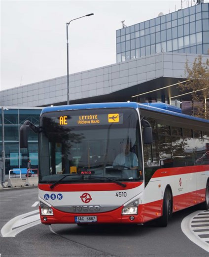 @Kluci z Prahy natočili video o tom, že linka Airport Express, která spojuje Praha hlavní nádraží a Letiště Václava Havla Praha, je vlastně turistická past vytvořená městem. 🎥🚍 A já s tím naprosto souhlasím. ✅ Už jen to, že od roku 2026 se jízdné zvýšilo přibližně ze 100 korun na 200 korun za osobu, mi přijde přehnané. 💸😬 Navíc autobus jede prakticky přes magistrálu a často stojí v dopravních zácpách. 🚦🚗 Turisté by přitom mohli využít například trolejbusovou linku 59 na Nádraží Veleslavín 