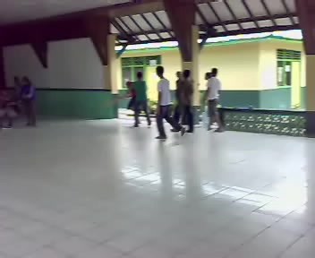 Aula SMP Negeri 21 Samarinda (2008). Jaman belum ada beban hidup cukup dengan botol kosong sudah bisa main bola sama teman2 karena kalo bawa bola langsung dibelah 2 sama guru BK.
