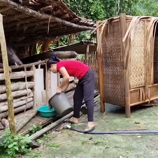 Single mom's strong life catching crab's to sell 6