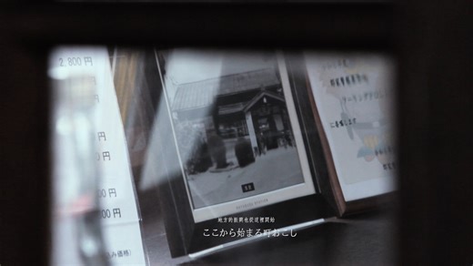 若櫻鐵道的隼站不僅因重機的聖地而聞名，沿線居民所成立的「隼守俱樂部」對我來說也是非常令人感動的存在！ 每個週末，你幾乎都會看見志工們在月台上揮著雙手或是跳著雨傘舞向若櫻鐵道的乘客們表達歡迎與感激之情。乘客甚至可以透過火車的車窗，看見守護會的會長騎著重機向你致意。 當人們造訪隼駅，志工們會用自製的影片與照片與你分享關於隼駅火車站的小故事。 今年是若櫻鐵道九十五週年。 若櫻鐵道是居民揮動「雙手」所守護的鐵道。 若桜鉄道の隼駅は大型バイクの聖地として知られているだけでなく、沿線の住民たちが立ち上げた「隼守倶楽部」も、私にとってとても感動的な存在です！ 週末には、ボランティアたちがホームで両手を振ったり、傘の舞を踊ったりして、若桜鉄道の乗客を歓迎し、感謝の気持ちを表します。運が良ければ、隼駅を守る会の会長がかっこよくバイクに乗って、乗客に手を振って挨拶してくれる姿が見られるかもしれませんよ！ 訪れた人々には、ボランティアたちが手作りした映像や写真を通して、隼駅にまつわる小さな物語が紹介されます。 今年、若桜鉄道は開業95周年を迎えます。 若桜鉄道は、住民たちの「両手」によって守られてきた鉄道な