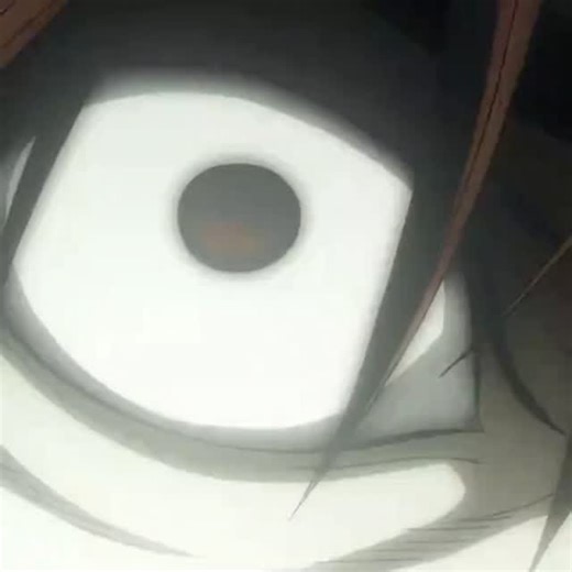 Space on Instagram: "日本利用压电瓷砖将脚步转化为电能。这些瓷砖捕捉来自你脚步的动能。当你行走时，你的重量和动作会对瓷砖产生压力。瓷砖会轻微弯曲，从而产生机械应力。瓷砖内部的压电材料将这种应力转化为电能。每一步都会产生少量电荷，而数百万步结合在一起就能产生足够的电力来驱动LED灯、数字显示屏和传感器。在像涩谷车站这样繁忙的地方，每天大约有240万个脚步为这一系统作出贡献。这些电能可以被储存或立即使用，从而减少对传统电力来源的依赖，并支持可持续的城市基础设施。这种方法将日常运动转化为实用的可再生能源。 #日本 #知识 #事实 #你知道吗 #推荐 科技 创新 历史 技术 实验 热门"