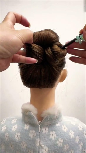 Beautiful Back Bun Hairstyle 🌺 | Easy Everyday Look for Girls 👧
