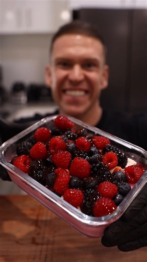 Matt West | ONLINE FITNESS COACH on Instagram: "Protein Jelly Berry Dessert High volume, low calorie, hits the sweet tooth without blowing your day out. Yes, you could add a scoop of whey, perhaps some custard or additional topping or add ins. But that also adds calories. The point of this recipe is high volume, low calorie, dessert vibes without blowing your calories! 👨‍🍳 Ingredients, 1 serve ✅ Lite Raspberry Jelly, 500g ✅ YoPRO Vanilla Protein Yoghurt (or any protein yoghurt) could also use