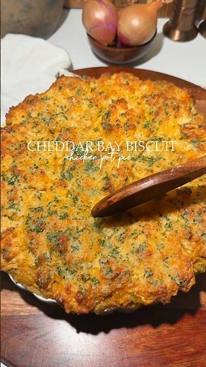 Cheddar bay biscuit chicken pot pie ✨🥧 #recipe #shorts