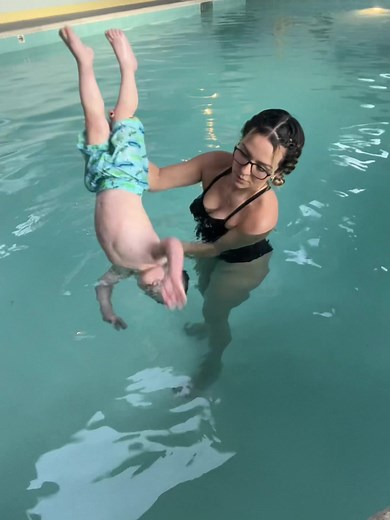 BackFLIP to backFLOAT 🤩 Why is this flip part of our swim lesson curriculum? ➡️ The flip disorients swimmers so they have to find air from a challenging submersion. This ensures that they can find their breath and back float independently even when they fall in a weird or upside down position. This (2yr old) rockstar swimmer has come such a long way!🥹 This flip is part of his Water Safety Level test out, where we make sure he can float and breathe after ANY unexpected entrance into the water. 
