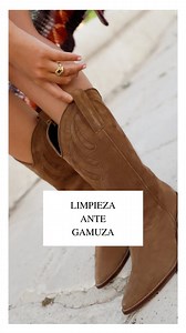 🫧TRUCO TIP LIMPIEZA DE ANTE GAMUZA👏🏼 ·Hacks para dejar nuevas botas, carteras, chaquetas, bolsos, botines… 🫠 ✨Mi madre ya lo decía “el champú seco es el mejor limpiador” y qué razón tenía💃🏼 Estas botas de antes tenían una manchas espantosas y en unos minutos las he dejado como nuevas… lo único que he usado es champú seco SIN COLOR y un cepillo de púas suaves. ·Lo puedes repetir las veces que lo necesites ya que no daña los tejidos. Envíaselo 🚀a esa persona que sabes que lo necesita y sígu