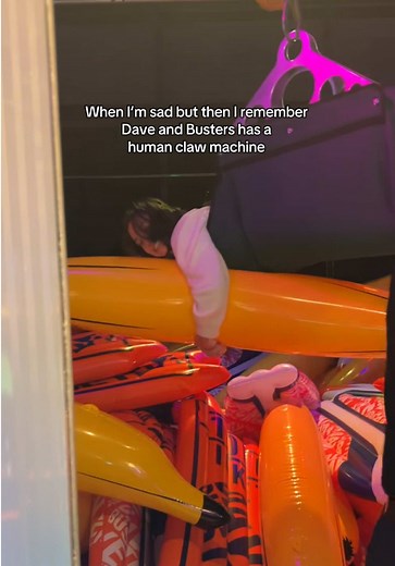 Experiencing Dave and Busters' Human Claw Machine