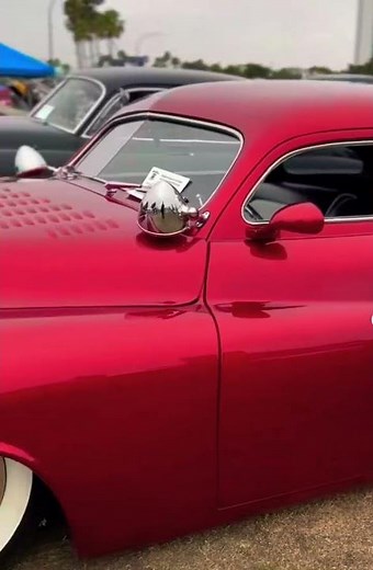 “Kustoms Stealing the Show 🔥 Classic Rides That Turn Heads”