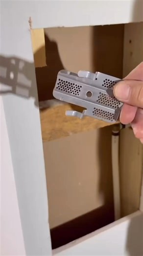 Comment fermer facilement une trappe ou un trou avec des clips de placo ?