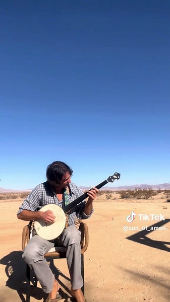 Fretless Banjo Performance: A Summer Jam