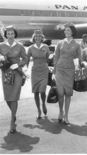 English translation below Le 26 octobre 1958, un Boeing 707 de la Pan Am décolle de New York à destination de Paris. À son bord, 111 passagers et une promesse : celle d’une nouvelle ère. L’avion, baptisé “Clipper America”, traverse l’Atlantique en moins de 8 heures. Une révolution : jusqu’alors, il fallait plus de 14 heures en avion à hélices. Ce jour-là, les nuages deviennent un pont entre deux continents. Le monde, un peu plus petit. Et l’aviation, infiniment plus grande. — 🎵 Musique par Shif