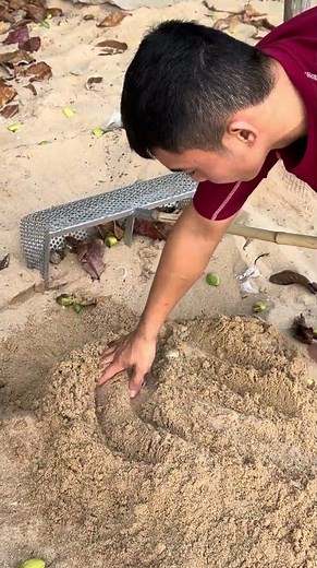 파도 속 쓰레기 치우다 역대급 보물 발견! 모래와 쓰레기 속 숨겨진 핑크 다이아몬드 금반지