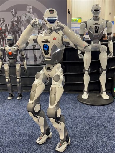 🤖🔥#Chinese embodied robotics firm #EngineAI set #CES2026 on fire as the PM01 and #T800 made a show-stopping debut, unleashing combat-style robots with ultra-high-degree-of-freedom joints and jaw-dropping, humanlike agility that stole the spotlight. #CES#robot#robotic#technology#tech #innovation#fyp#trending#viral