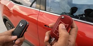 How does Mahindra XUV700's remote locking system on the key fob work | Team-BHP