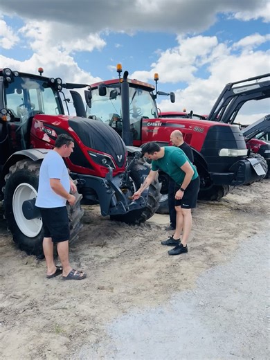 Czarna Valtra! #dc #fyp #foryou #viral #funny #tractors #farmtok #rolnik #rolnictwo #ciagnik #johndeere #claas #case #fendt #fendt1050 #ls #automobile #tractor #tik_tok
