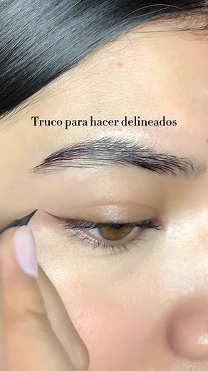 Truco para hacer delineados 💫 #maquillaje #makeup #maquillajedeojos #maquillajetips #maquillajetutorial #maquillajefacil #pasoapaso #delineado