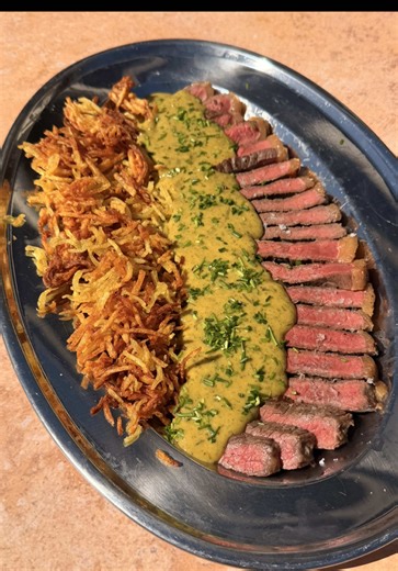 CAFÉ DE PARIS SAUS MET PICANHA 🥩🌿🍋 Soms heb je van die dagen waarop je koelkast je gewoon teleurstelt… 🫠 Gelukkig is daar @Crisp 🛒✨ Ik bestel geregeld mijn boodschappen, maar bij crisp is dat dan nét even leuker: verse producten én bijzondere dingen die je niet overal vindt. Gewoon aan je deur bezorgd. Ideaal als je geen zin hebt in de supermarkt-chaos. En goed nieuws 👀 Ik mocht iets leuks regelen voor jullie: 💸 €10 korting op je bestelling vanaf €35 https://crisp.nl/qr-code/kookpleizier1