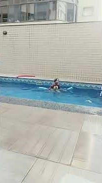 Criança brincando na piscina 01 | Brincadeira de Criança