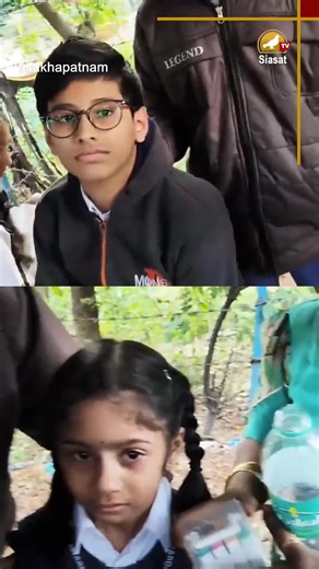 Major Tragedy Narrowly Averted as School Children's Auto-Rickshaw Escapes Devastating Crash in AP A major accident involving a school children's auto rickshaw was narrowly averted in Visakhapatnam. The school children's auto rickshaw rear-ended an RTC bus at the Hanumantuvaka junction. The RTC bus driver suddenly stopped the bus in the middle of the road to pick up passengers at the bus stop. As a result, the school children's auto rickshaw coming from behind lost control, leading to the acciden