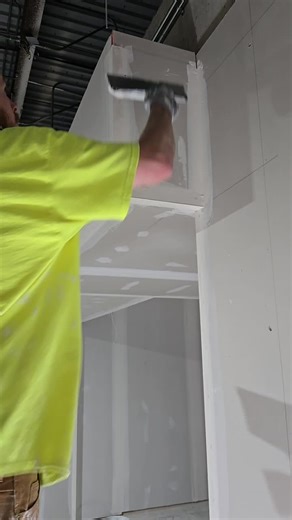 Getting a quick coat on this bulkhead at the end of the day to make the next day smoother #drywall #taping #building #construction #fyp #asmr