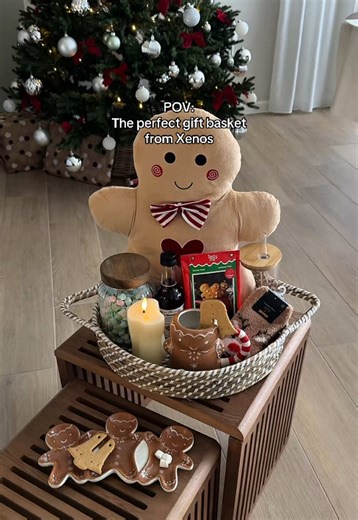 DIY Xenos Christmas basket // Advertentie • @Xenos_nl Helemaal gek op deze trend waarbij je een gezellige mans vol leuks voor een geliefde samenstelt 😍. Ik vond alle spulletjes uit deze video bij Xenos 🎅🏽🌲 Heb jij wel eens zulke giftsets gemaakt?😍 Ad #xenos #xenosnl #kerstmand #christmasbasket #kerstcadeau