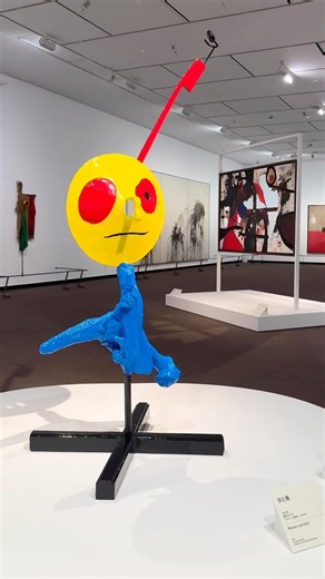 アイエム［インターネットミュージアム］ on Instagram: "〈星座〉シリーズをはじめ 初期から晩年に至るまでの絵画、陶芸、彫刻が並ぶ . 詩情あふれる色彩の魔法、ミロの大規模展 ｰｰｰｰｰｰｰｰｰｰｰｰｰ 📍東京都美術館 特別展「ミロ展 Joan Miró」 2025年3月1日（土）～7月6日（日） 3月1日〜3月16日まで 大学生・専門学校生は無料 ｰｰｰｰｰｰｰｰｰｰｰｰｰ 20世紀スペイン美術を代表する巨匠として知られるジュアン・ミロ（1893～1983） 太陽や星、月といった自然のモチーフを独自の象徴的な記号へと昇華させ、詩情あふれる画風を確立 展覧会では〈星座〉シリーズをはじめ、初期から晩年に至るまでの絵画、陶芸、彫刻を展示 #東京都美術館 #ミロ展 #Miró #JoanMiró"