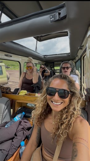Lucie Zak Podlucka on Instagram: "TANZANIA RETREAT ✨ 11 dní, co byly jak PŮL ROKU. Tolik dobrodružství, smíchu a zážitků… fakt je neuvěřitelné, kolik jsme toho stihly za 11 společných dní. Skvělá parta holek + skvělej program = čistá magie. Safari highlight: zvířat bylo tolik, že si to ani neumíte představit 🐘🦒🦓 A pak Zanzibar na reset: jóga, surfing, plážové workouty, procházky a hlavně ten opravdový odpočinek 🌊🧘‍♀️ Baterky: NABITÝ. Odpočinek: 100 %. Srdce: plný. Jste ready na příští rok? 