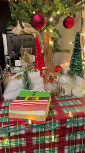 Creamy cheesecake, Holiday decor and gift exchange - perfect Christmas party #christmasdecorations