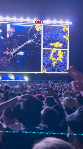 11K views · 718 reactions | El estadio se transforma en un coro gigante con “Don’t Look Back in Anger” Un momento que vale oro, o como diría Liam, BIBLICAL  | Sonar FM Chile | Facebook