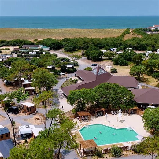 Au cœur des Landes, face à l’océan Atlantique, le camping Ondres Océan est une invitation à la détente les pieds dans l’eau. 🌊✨ Entre dune, forêt de pin et bain de mer, découvrez notre très belle adresse « CHILL ». Vous allez l’adorer, nous on l’adore déjà 😍 👉https://ow.ly/mPmW50X62AT | Campings Sandaya
