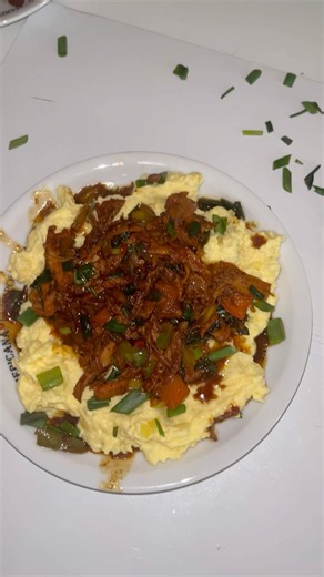 How to make mashed potatoes 🥔 with dark sauce and chicken suya