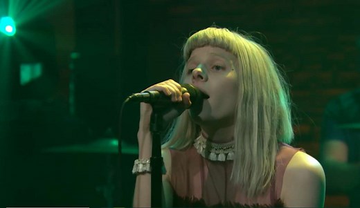 挪威创作女歌手AURORA演唱新单《Queendom》现场