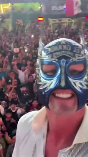 The @HSV colours of El Grande Americano's mask are pure coincidence. Read nothing into it. The man behind the mask has no ties to Hamburg, Germany, whatsoever. Nu-uh. Nothing to see here. #AAANocheDeLosGrandes #HSV