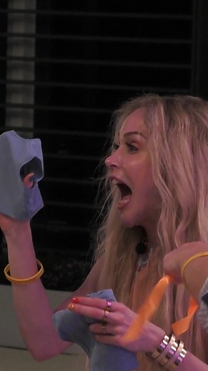 Das Gute-Laune-Model Theresia sorgt auch hier mit ihrer sonnigen Art für Stimmung. 👉 „Club der guten Laune“ - ab Mittwoch, 20:15 Uhr in SAT.1 und auf Joyn. #ClubdergutenLaune #sat1 | SAT.1