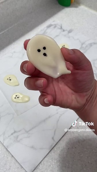 How to Make Cute White Chocolate Ghosts for Halloween Party Decor