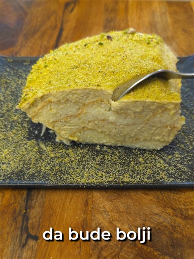 Tiramisu od pistaća 6 zumanaca 120g secera podeljeno na 2 dela 1 kasicica ekstrakta vanile 160g putera od pistaca 500g maskarpone 400ml slatka pavlaka (mlecna) 300g piskote 400ml mleka 50g mlevenih pistaca Umutite zumanca, 60g secera i vanilu na pari dok zumanca ne stignu na 70C ili vidite da se smesa dovoljno zgusnula da kada ugasite mikser polako se naslaze na sebe a ne propadne odmah. Dodajte puter od pistaca i dobro sjedinite i onda dodjate maskarpone sobne temperature i umutite samo dok se 