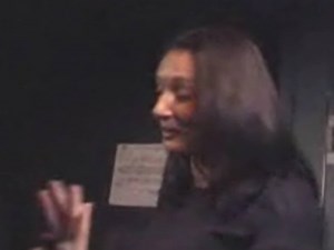 Un altro video-strip in volo per la hostess Stephanie