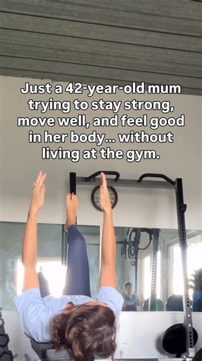 Libby O’Sullivan | Physio for Women (B.Phty) on Instagram: "👉Following a plan that gives me a full week of strength training, broken into short daily chunks so it just becomes part of my day 👉Doing something most days instead of trying to “fit in” two perfect gym sessions 👉Not beating myself up if I miss a day, just getting on with it so days don’t quietly turn into weeks (and then months) 👉Setting up my environment to remove thinking: like keeping my equipment out and visible so it’s a cue,