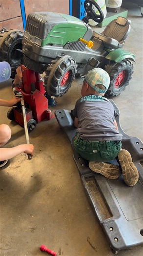 Biolandhof Familie Baur on Instagram: "Bei Temperaturen von unter 0 Grad kann man absolut davon sprechen, dass der Sommer vorbei ist… #dorfkindermomente Nur ein ganz kurzer Ausschnitt davon, was unsere Kinder auf dem Hof so alles erleben ❤️ #landwirtschaftausleidenschaft #landwirtschaftistleidenschaft #farm #farming #landwirt #dorfkind #dorfkinder #landlebenliebe #landleben #kindheitserinnerungen #bauernkind #fendttretbulldog #bulldog #kinder #kids #kinder #dorf #dorflove #tretbulldog #bio #biol