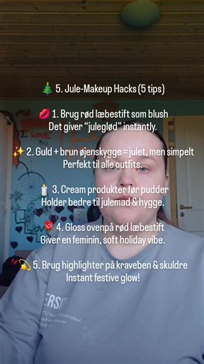 🎄 5. Jule-Makeup Hacks (5 tips) 💋 1. Brug rød læbestift som blush Det giver “juleglød” instantly. ✨ 2. Guld brun øjenskygge = julet, men simpelt Perfekt til alle outfits. 🕯️ 3. Cream produkter før pudder Holder bedre til julemad & hygge. 🌹 4. Gloss ovenpå rød læbestift Giver en feminin, soft holiday vibe. 💫 5. Brug highlighter på kraveben & skuldre Instant festive glow! #jule #julemakeup #makeup #julehack #nicougccreator | Nico