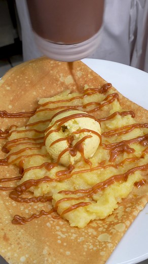 Compotée fondante, caramel coulant, amandes croquantes, gace vanille qui fond juste comme il faut… La crêpe qui met tout le monde d’accord (et qui disparaît toujours trop vite) ! ❤️ Lucette fait des Crêpes 🕛 Lundi - dimanche : 12h/22h 📞 Réservation : lien dans notre bio @lucette_fait_des_crepe 📍12 Rue de Trévise, 75009 Paris 📍4 Rue de Milan, 75009 Paris #lucettefaitdescrepes #creperie #creperieparis #restaurantparis #creperieparis09