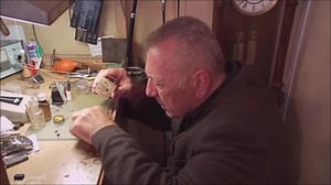 17K views · 186 reactions | ️ Közel ötven éve őrzi az időt: őrás és mester egyszerre.  Ikonikus műhelye valódi béke birodalma. ️✨ Videó: Bokányi Zsolt https://tinyurl.com/4wk2vjjc | feol.hu | Facebook