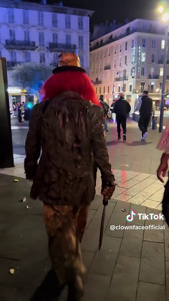Le clown se fait interpeller par de jeunes proies #clown #street #Nice #horror #terror