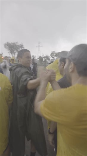 Thiago Manzoni - Deputado Distrital Conservador on Instagram: "Pequenos gestos revelam a nobreza de um grande homem. O @nikolasferreiradm faz questão de honrar a todos, sem exceção, por isso se tornou esse gigante, querido por todos. Nikolas, obrigado pelo seu sacrifício! O Brasil acordou. #direitaconservadora"