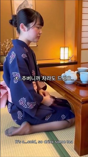 긴장한 료칸 여직원의 실수ㅋㅋㅋ #료칸 #ryokan #女将 #旅館 #스타킹 #스타킹발 #발냄새 #パンスト #パンスト足 #足裏 #ストッキング #팁토 #pantyhose