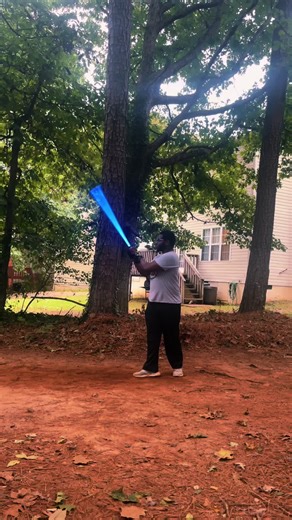 I should’ve did this flow at night, but I love how fluid that reverse obi-ani toss is. #flow #lightsaber #jedi #sabertherapy